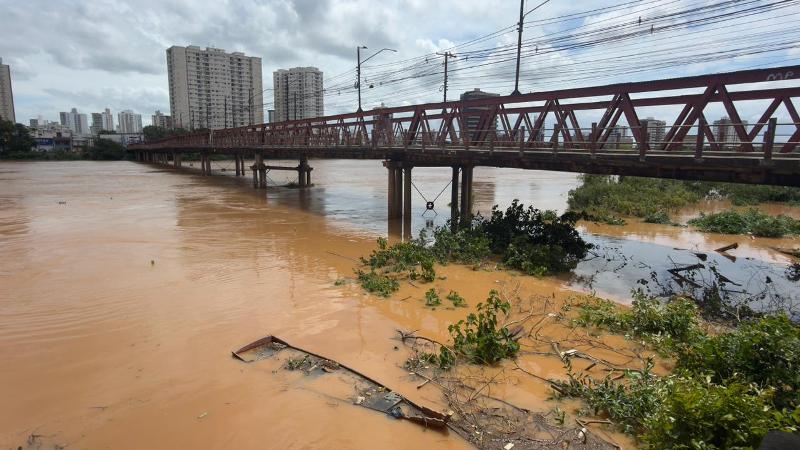 Ponte Barcelos Martins é interditada em Campos após parte da estrutura ceder