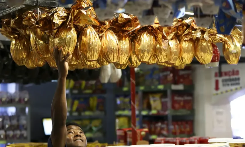 Tradição ou inflação? Ovos de Páscoa chegam a custar até três vezes mais que chocolate comum