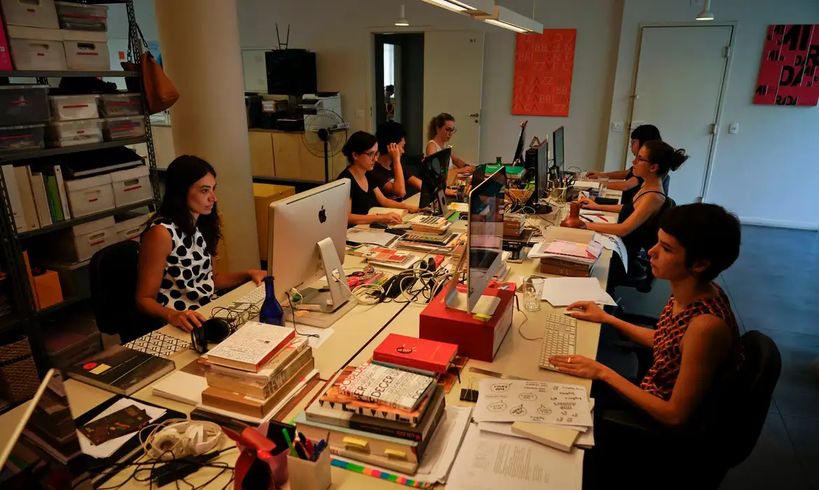 Emprego feminino cresce 11%, mas mulheres ainda recebem 21,3% a menos que homens